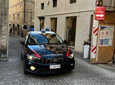 Controlli a tappeto nel maceratese: ordine di carcerazione per rapina, banconote false e patenti ritirate