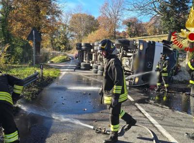 San Ginesio, si ribalta con il camion lungo la Statale 78: muore il conducente di 49 anni (FOTO)