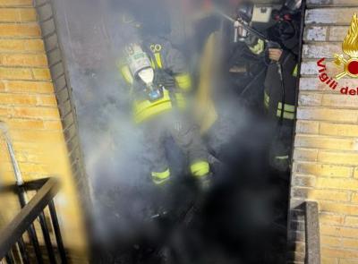 Incendio in un appartamento nella notte: donna evacuata dai vigili del fuoco e trasferita in ospedale