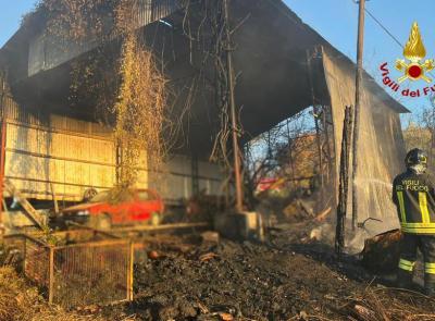 Incendio in un capanno agricolo: mezzi salvati dalle fiamme