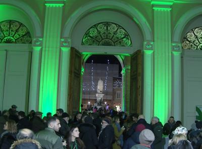Recanati, la Bcc festeggia il Natale con il solito "(B)Cin Cin" in piazza Leopardi: sapori, musica e tradizione sotto il loggiato