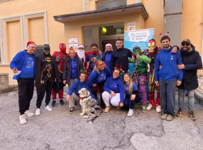 Fondazione Ospedale Salesi ETS, i supereroi acrobatici scendono dal tetto per donare un Natale speciale ai bambini