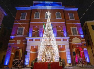Luminarie accese ad Appignano: il borgo della ceramica celebra l'Inizio del Natale