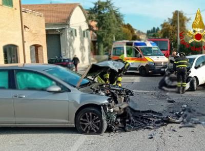 Scontro frontale tra due auto: i conducenti estratti dai carabinieri, strada chiusa