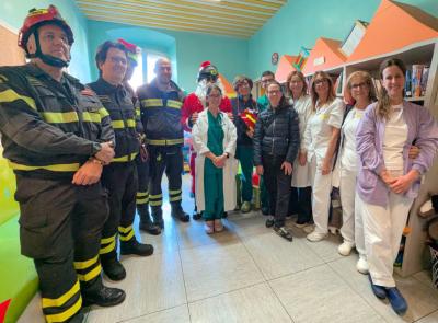Macerata, Babbo Natale arriva con l'autoscala dei vigili del fuoco: tanti regali per i bimbi della pediatria (FOTO)
