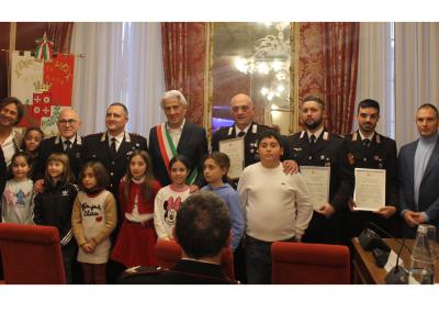 Macerata, sventano tentativo di suicidio in stazione: il Comune premia con encomio i tre Carabinieri