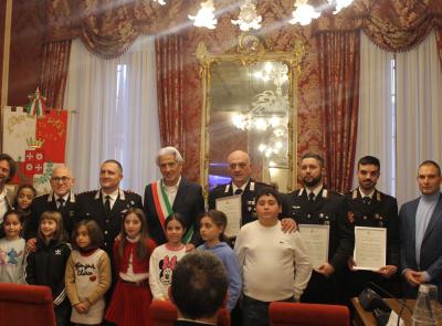 Macerata, sventano tentativo di suicidio in stazione: il Comune premia con encomio i tre carabinieri