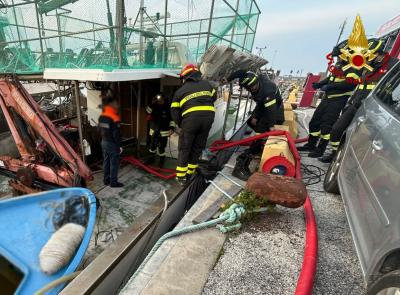 Civitanova, il motopeschereccio imbarca acqua: necessario l'intervento dei vigili del fuoco