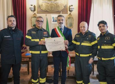 Loro Piceno omaggia il vigile del fuoco Elvio Tedeschi: "Esempio di coraggio e umanità"