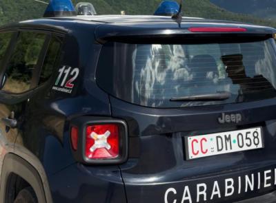 Chiede soldi e gioielli per “scagionare il marito”, ma la vittima è vedova: arrestato un 44enne