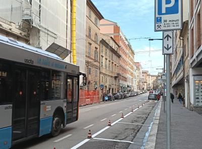 Macerata, nuovi parcheggi gratuiti su corso Cavour: sosta regolamentata e disco orario