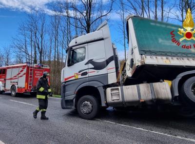 Camion fuori dalla carreggiata, il semirimorchio resta in bilico: scatta il maxi intervento (VIDEO)