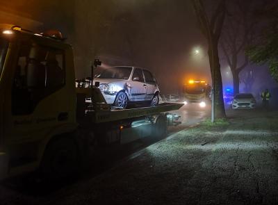 Macerata, tamponamento e carambola fra tre auto: utilitaria "vola" su un terrazzo
