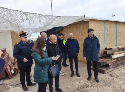 Porto Recanati in ginocchio dopo la mareggiata: Acquaroli in visita, confronto con il sindaco