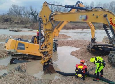 Escavatore impantanato lungo il Chienti: intervento dei Vigili del fuoco
