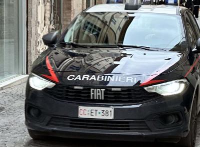 Macerata - Acquista tre paia di scarpe sui social, ma riceve calzature usurate: due denunciati