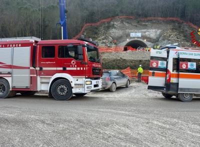 Infortunio nel cantiere ferroviario: operaio colpito da una trave d'acciaio e trasferito a Torrette