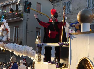 Martedì Grasso da record a Passo di Treia: vince il carro di Amandola a tema Aladdin