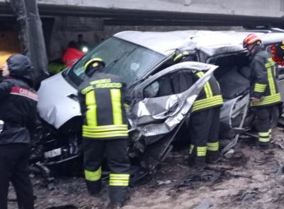 Camerino, minibus finisce in una scarpata lungo la SS77: cinque feriti, due trasferiti a Torrette