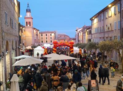 Macerata si tinge di rosso e oro per il Capodanno Cinese: tra draghi, musica e spettacoli, l'Oriente "risorge" per le vie del centro storico