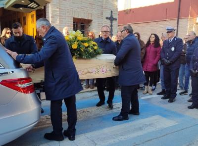 Treia, centinaia di persone per l'ultimo saluto a Paola Raponi (FOTO)