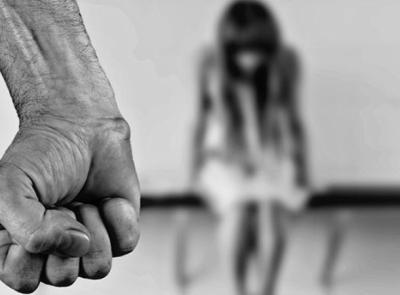 Aggressioni davanti ai figli e casa devastata: provvedimento del questore per un 30enne