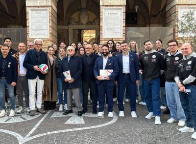 Orgoglio arancionero in Comune: Macerata premia le regine del volley
