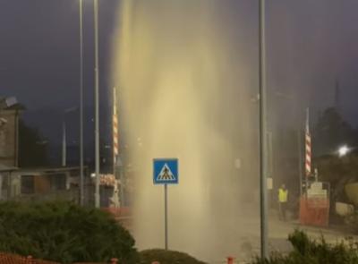 Macerata, si rompe una tubatura dell'acquedotto: "effetto geyser" in via Roma