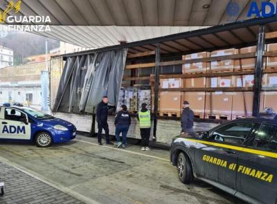 Arsenale al porto di Ancona: sequestrati 10 milioni di detonatori pronti all'imbarco su un traghetto passeggeri