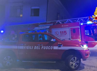 Fiamme in un appartamento nella notte: salvati una donna e il suo gatto