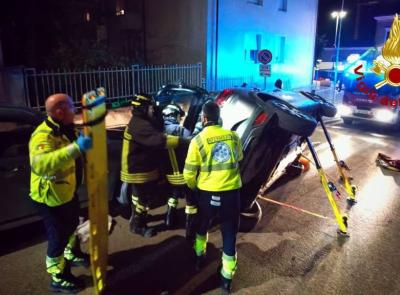 Macerata, auto si ribalta dopo l'urto: 25enne estratta dall'abitacolo dai vigili del fuoco