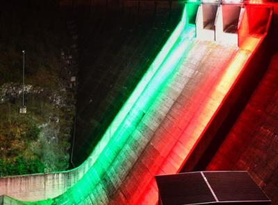 Cingoli, la diga di Castreccioni si illumina con il tricolore: riflettori su acqua e cambiamenti climatici