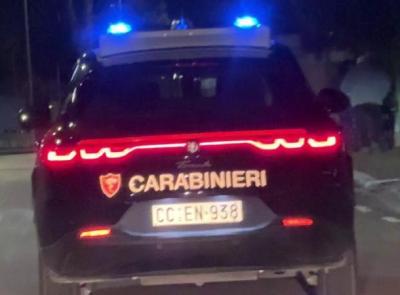 Notte di paura a Tolentino: fuori di sé con una mazza sotto casa della madre dell'ex