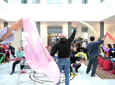 Sorpresa a "Il Palco": Sergio Reggioli dei Nomadi e il Banco Marchigiano in visita ai ragazzi