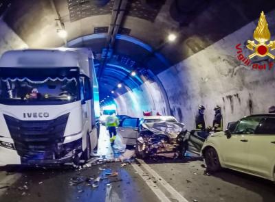 Incidente in galleria: coinvolte 4 auto e un tir. Grave un bimbo di 3 anni, feriti anche padre e sorella