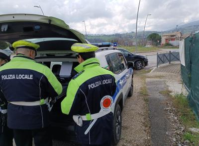 Cerca di salvare una ragazza ma prende la multa dalla Polizia Locale