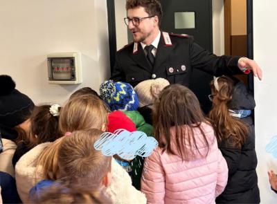 Piccoli cittadini in caserma: i carabinieri di Tolentino accolgono 120 bambini delle materne