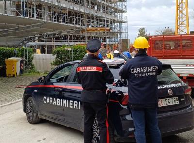 Falsi corsi di sicurezza e infortunio sul lavoro: società edile sotto indagine a Macerata. Tre denunciati
