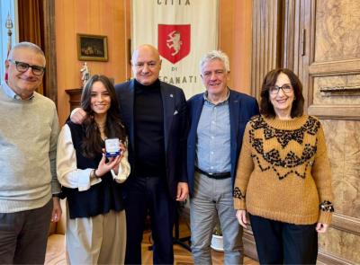 Salva una donna a Milano: Recanati premia la studentessa Elena Grassi