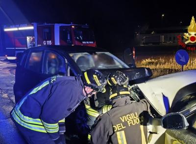 Treia, scontro frontale tra vetture nella notte: un uomo e una donna trasportati a Torrette