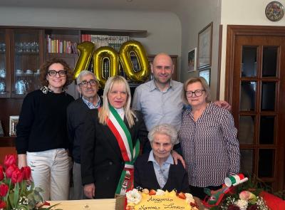 San Severino, Lina Sparvoli compie 100 anni: la festa unisce quattro generazioni
