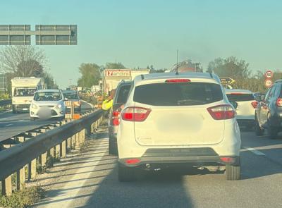 Civitanova, Incidente sulla SS77: coinvolte tre auto e un camion. Due feriti e traffico in tilt