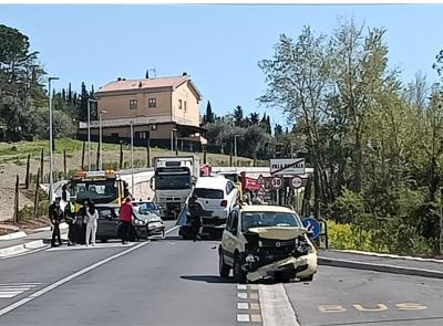 Macerata, carambola fra tre auto: traffico in tilt (FOTO)