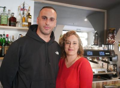 La guerra vista dal Bar Totò, Hooman e Bahar: "Il regime è vicino al collasso, sogniamo un Iran libero" (FOTO e VIDEO)