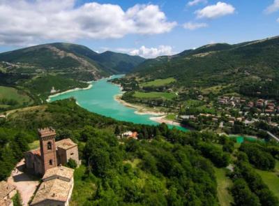 Fiastra incanta l’Italia: il Corriere della Sera lo elegge tra i sette laghi più belli da scoprire in primavera