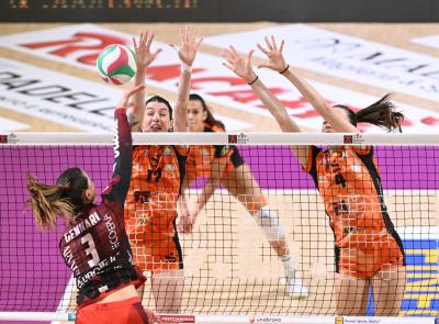 CBF Balducci HR e UYBA si dividono la posta (2-3) nell'ultima della stagione e nel giorno dell'addio al volley di Giulia Bresciani