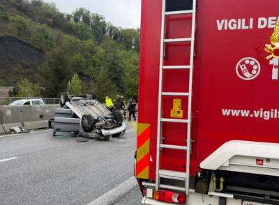 Dramma a Serrapetrona, auto si ribalta in superstrada: muore un uomo, ferita una ragazza