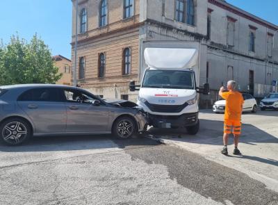 Montefano, scontro tra auto e furgone all’incrocio: soccorsi sul posto
