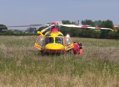Pieve Torina, perde il controllo della moto e si schianta contro un muretto: grave 49enne