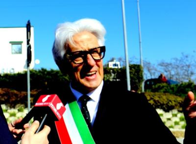 Parcaroli non ha la lista. E aspettando "Godo" sta diventando una comica